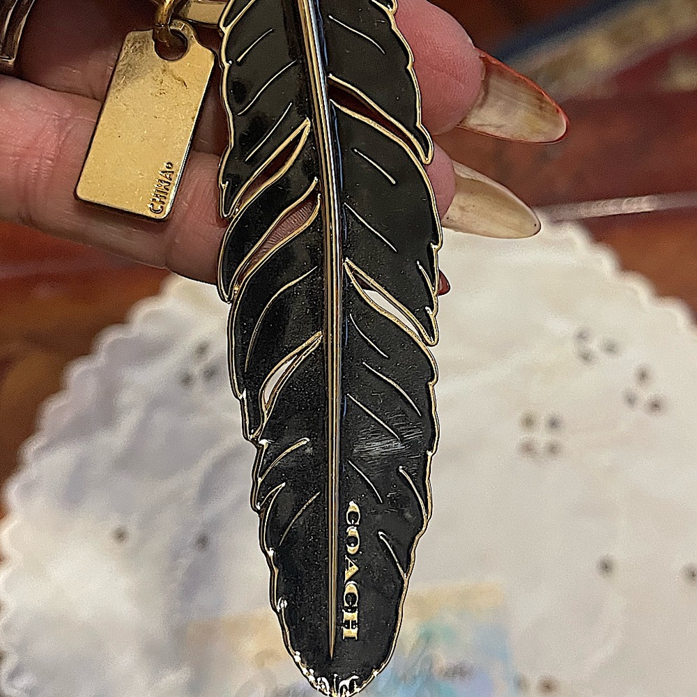 COACH LARGE BLACK ENAMEL FEATHER GOLD TONE METAL KEY CHAIN RING FOB - Picture 2 of 2